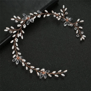 Detail von Roségold Braut-Haarranke mit weißen Perlen und funkelnden Kristallblumen