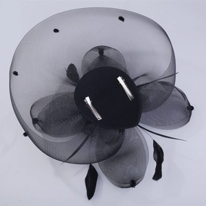 Chapeau fascinator en résille noire avec plumes et barrettes pour les fêtes
