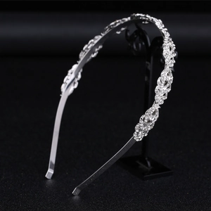 Serre-tête élégant en feuilles argentées avec strass blancs sur support noir mat
