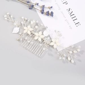Peigne à cheveux de mariée fait main avec feuilles argentées, perles et fleurs