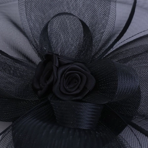 Fascinateur noir élégant avec fleurs en résille et plumes pour soirées cocktail