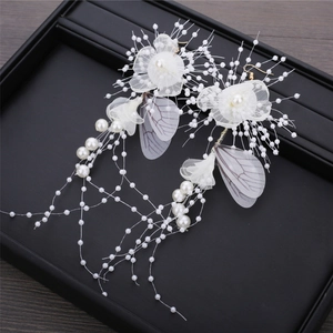 Élégantes boucles d'oreilles longues avec fleurs en résille blanches et perles sur boîte noire