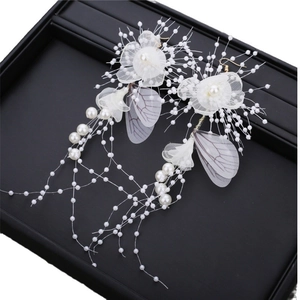 Boucles d'oreilles de mariée élégantes avec fleurs en tulle blanc et perles