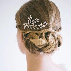 Peigne à cheveux de mariée élégant avec fil doré et perles blanches pour coiffure de mariage