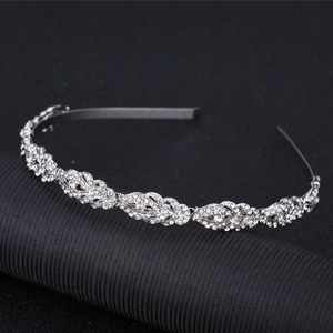 Serre-tête argenté avec strass en forme de feuilles pour mariage sur fond noir mat