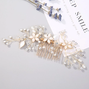 Peigne à cheveux de mariée fait main avec perles, fleurs blanches et feuilles dorées