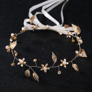 Serre-tête baroque doré avec perles blanches et strass sur fond noir élégant