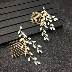 Détail de deux peignes à cheveux dorés pour mariée avec pierres opales et design de feuilles