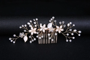 Détail d'un peigne de mariée avec perles, cristaux et branches florales dorées faites main