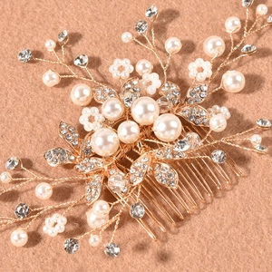 Détail macro du peigne de mariée avec perles, cristaux et fil métallique rose doré