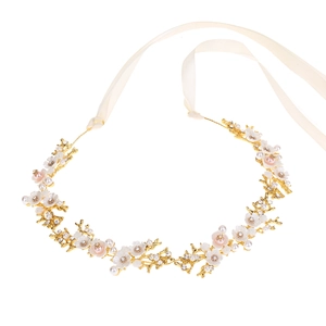 Serre-tête de mariée floral avec fleurs en nacre, perles et strass sur ruban blanc