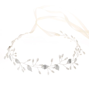 Détail de vigne de cheveux de mariée avec feuilles d'argent et perles blanches