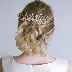 Peigne à cheveux de mariée fait main avec fleurs dorées, perles et cristaux