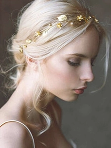 Détail du bandeau de mariée doré avec feuilles et perles pour coiffures de mariage