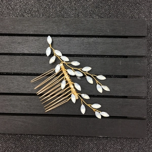Détail du peigne de mariée fait main avec perles opales sur fils métalliques dorés