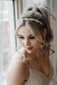Détail du diadème feuille en or rose avec strass blancs sur modèle pour style de mariage