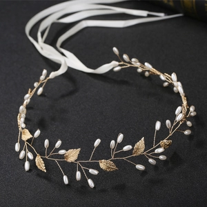 Serre-tête de mariée fait main avec feuilles dorées et perles sur fond noir élégant