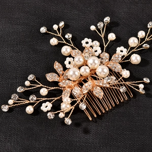 Gros plan détaillé du peigne de mariée fait main avec perles et feuilles dorées