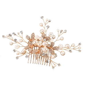 Détail du peigne de mariée avec design de feuilles dorées, perles et strass