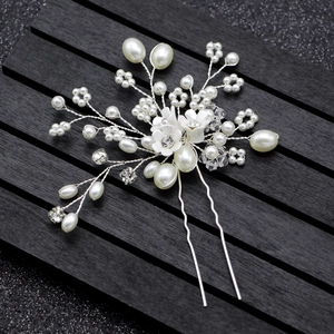 Macro d'une épingle à cheveux de mariée avec perles blanches et cristaux fins