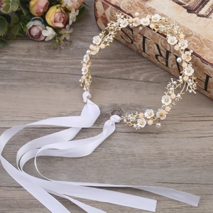 Gros plan détaillé d'un bandeau de mariée avec fleurs, perles et strass sur bois