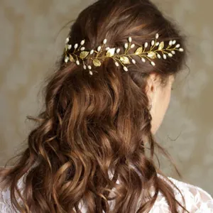 Détail d'un bandeau de mariée baroque fait main avec feuilles dorées et perles sur cheveux