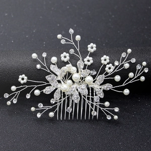 Peigne à cheveux de mariée élégant avec perles et strass sur monture argentée