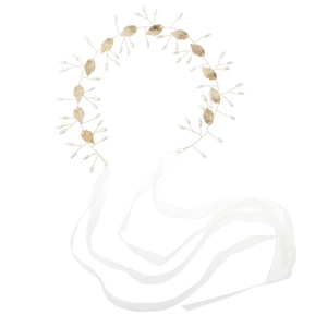 Détail du serre-tête de mariée avec feuilles dorées, perles et rubans en mousseline