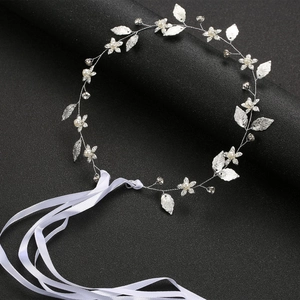 Serre-tête de mariée en feuilles argentées avec perles et strass sur présentoir noir