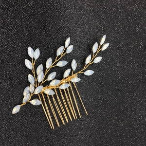 Détail du peigne à cheveux de mariée doré avec cristaux opale bleu et motifs de feuilles