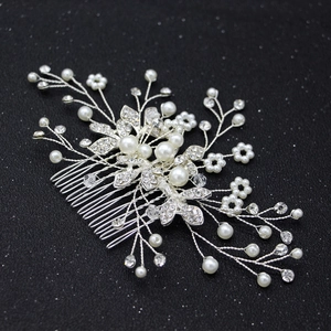 Vue macro d'un peigne à cheveux mariée fait main avec perles et strass brillants