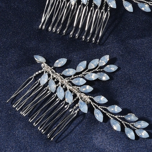Détail de peignes de mariée avec feuilles en cristal bleu clair et fil floral métallique argenté