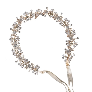 Dettaglio ravvicinato di fascia per capelli da sposa fatta a mano con perle e strass