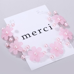 Détail du bandeau de mariée avec fleurs en résine rose et perles sur fil d'argent souple