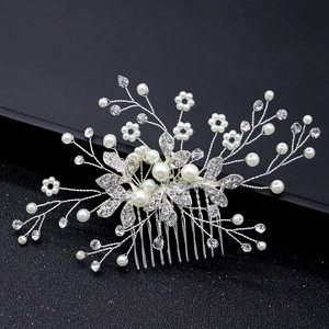 Détail du peigne de mariée argenté avec perles faites main et strass étincelants