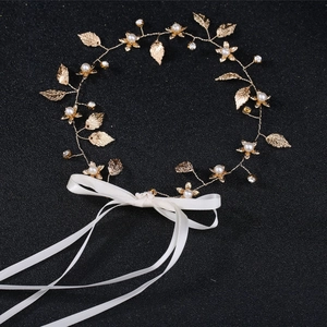 Serre-tête baroque doré avec perles et strass sur fond noir avec ruban blanc