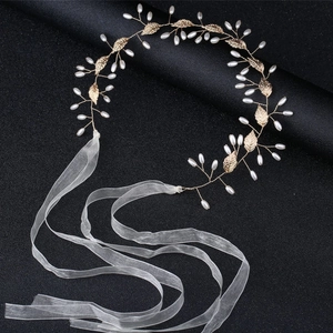 Détail du bandeau de mariée fait main avec feuilles dorées, perles et ruban en mousseline