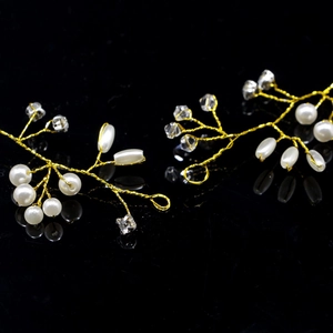 Détail d'un bandeau de mariée fait main avec perles blanches et cristaux sur fil doré