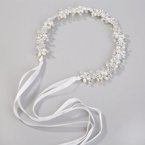 Dettaglio della fascia da sposa con perle bianche e fiori di strass scintillanti