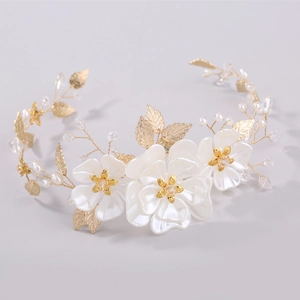 Détails du bandeau de mariée avec pétales blancs, perles et feuilles en métal doré
