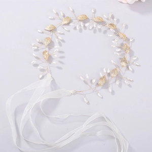 Vigne de cheveux de mariée baroque feuille dorée et perle avec ruban sur fond gris