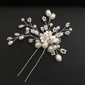 Détail d'épingle à cheveux mariée avec perles faites main, cristaux et fleurs résine