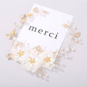 Détails de fleurs en satin blanc et feuilles dorées pour accessoire de mariage chic