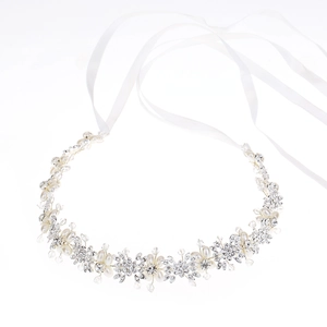 Elegante fascia da sposa con fiori argentati, perle e strass su un nastro bianco