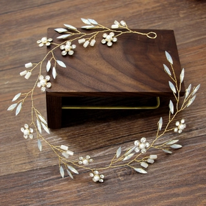 Vite per capelli da sposa dorata fatta a mano con cristalli bianchi e perle per acconciatura