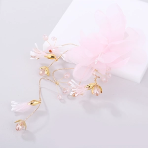 Eleganter Braut-Haarclip mit rosa Stoffblumen, Kristallen und goldener Ranke
