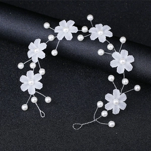 Vigne de cheveux de mariée avec fleurs blanches mates et perles sur fil d'argent