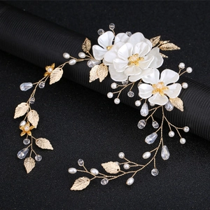 Serre-tête de mariée élégant avec fleurs en tissu blanc et détails de feuilles dorées