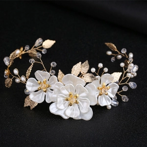 Bijou de tête de mariée fait main avec fleurs blanches, perles et feuilles dorées