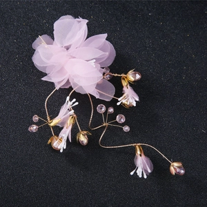 Rosa Stoffblumen-Braut-Haarclip mit Golddraht und Perlen auf schwarzem Grund